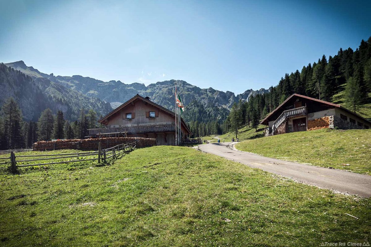 Ferme auberge Malga Monzoni dans les Dolomites, Italie / Dolomiti Italia