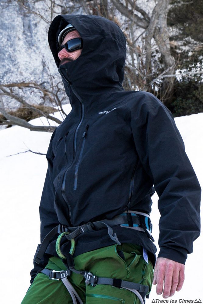 Test Veste Gore-Tex TROLLVEGGEN NORRØNA review : capuche avec casque alpinisme