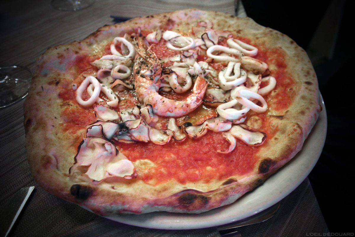 Pizza aux fruits de mer dans un restaurant de Florence, Italie / Pizzeria Ciro & Sons, Firenze, Italia Italian food