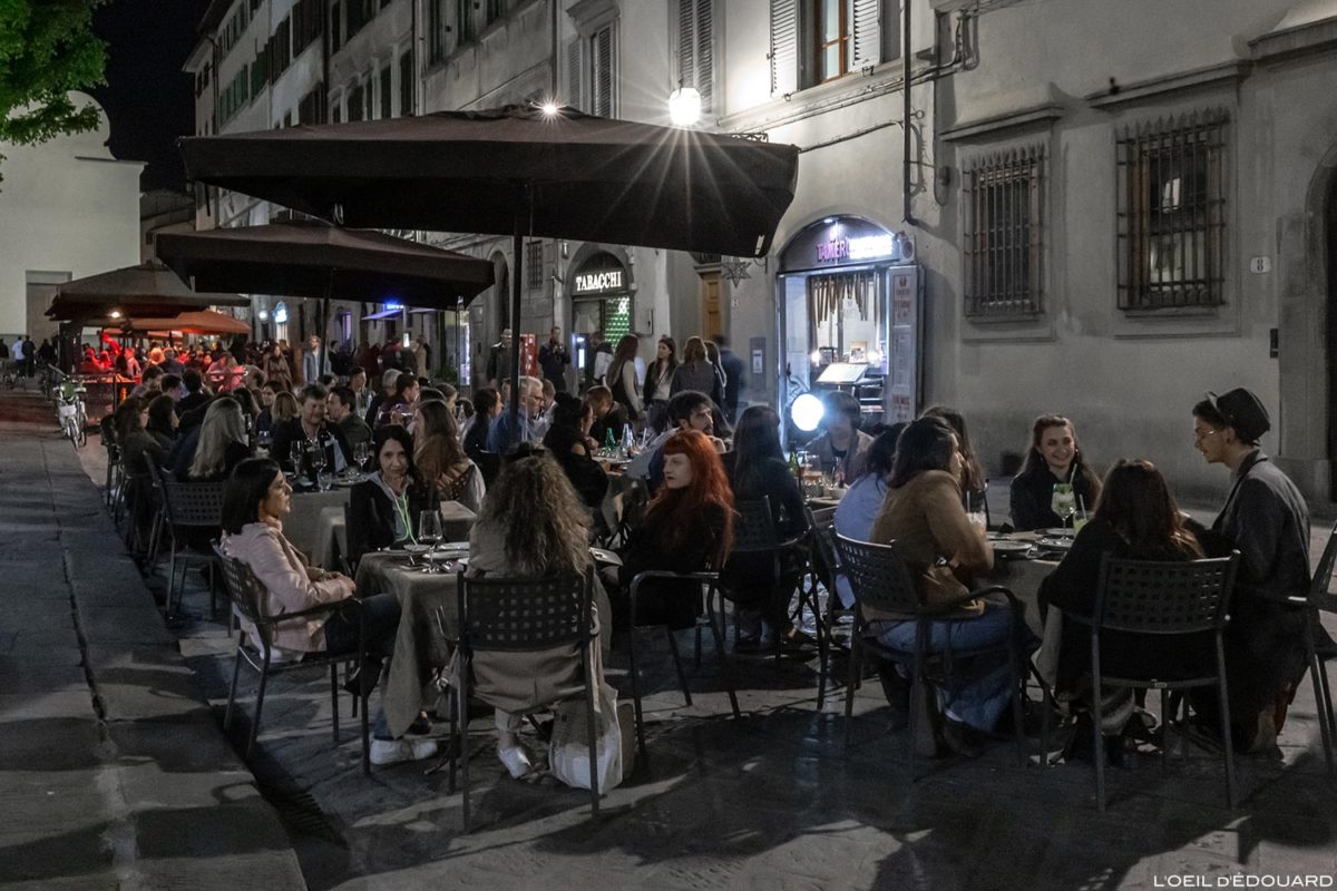 Terrasse du bar Tamerò Pastabar à Florence, Italie / Piazza Santo Spirito, Firenze by night