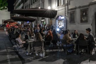 Terrasse du bar Tamerò Pastabar à Florence, Italie / Piazza Santo Spirito, Firenze by night