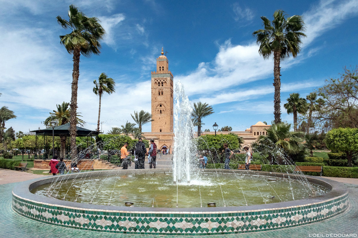Fontaine du Parc Lalla Hasna avec le minaret de la Mosquée de la Koutoubia à Marrakech, Maroc / Marrakesh Morocco