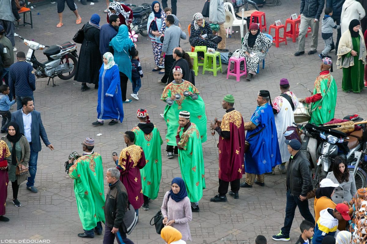 Musiciens danseurs traditionnels berbères sur la Place Jemaâ el-Fna de Marrakech, Maroc / Marrakesh Morocco