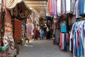 Marchand de djellabas dans le Souk de Marrakech, Maroc / Marrakesh Morocco