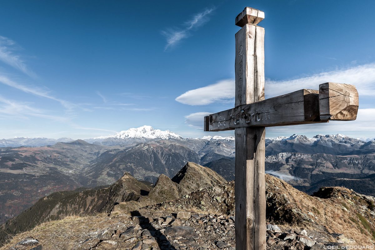 Croix au sommet du Mont Mirantin, Massif du Beaufortain, avec le Mont Blanc en arrière-plan (Paysage Montagne Alpes) © L'Oeil d'Édouard - Tous droits réservés