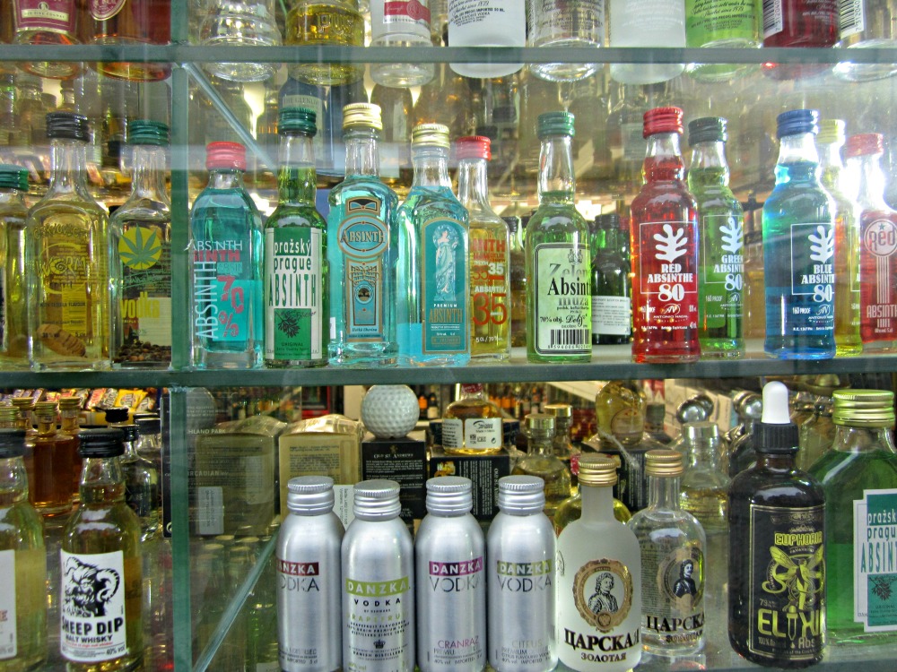 Bouteilles d'absinthe dans un magasin de Prague