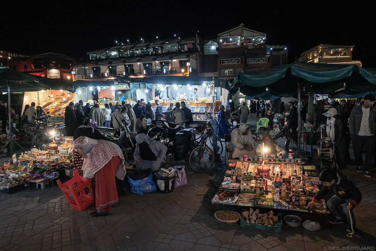 Stands vente marché sur la Place Jemaâ el-Fna de Marrakech, Maroc / Marrakesh Morocco