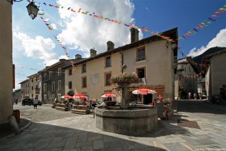 Place du village d'Aussois, Haute Maurienne Savoie Alpes / Terrasse de la Cave du Père Fressard