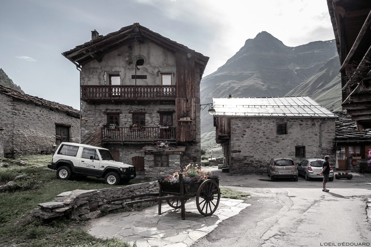Rue dans le village de Bonneval-sur-Arc - Haute-Maurienne Savoie Alpes