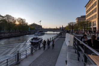 Vera Brittain Ufer, quai de la rivière Spree river Berlin Allemagne Deutschland Germany Sunset