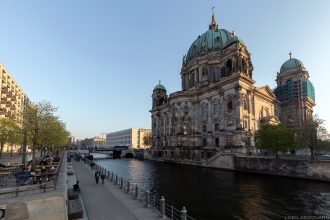 La Cathédrale Berliner Dom de Berlin, Vera Brittain Ufer, quai de la rivière Spree river Berlin Allemagne Deutschland Germany church