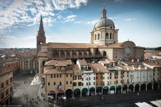 La Piazza delle Erbe et la Basilique de Sant'Andrea depuis le sommet du clocher du Palazzo della Ragione, Mantoue Italie / Basilica di Sant'Andrea Campanile Torre dell'Orologio di Mantova Italia Italy church