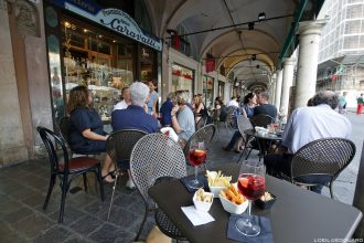 Aperitivo Bar Caravatti, Mantova Italia / Terrasse Piazza delle Erbe Mantoue Italie Italy