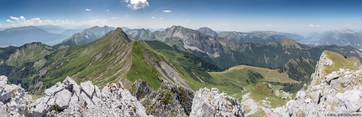 Vue panorama sur le Massif des Bauges depuis La Pointe de La Sambuy avec vue sur le Mont Blanc, Haute-Savoie Alpes - Paysage Montagne Randonnée Alpes Outdoor Mountain Landscape Hike Hiking