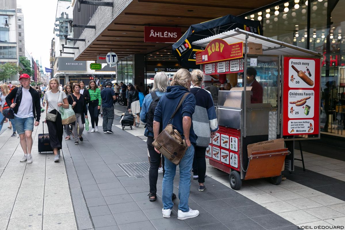 Stand à hot-dogs Bratwurst Lammkorv sur Drottninggatan, Norrmalm Stockholm Suède Sweden Sverige street food