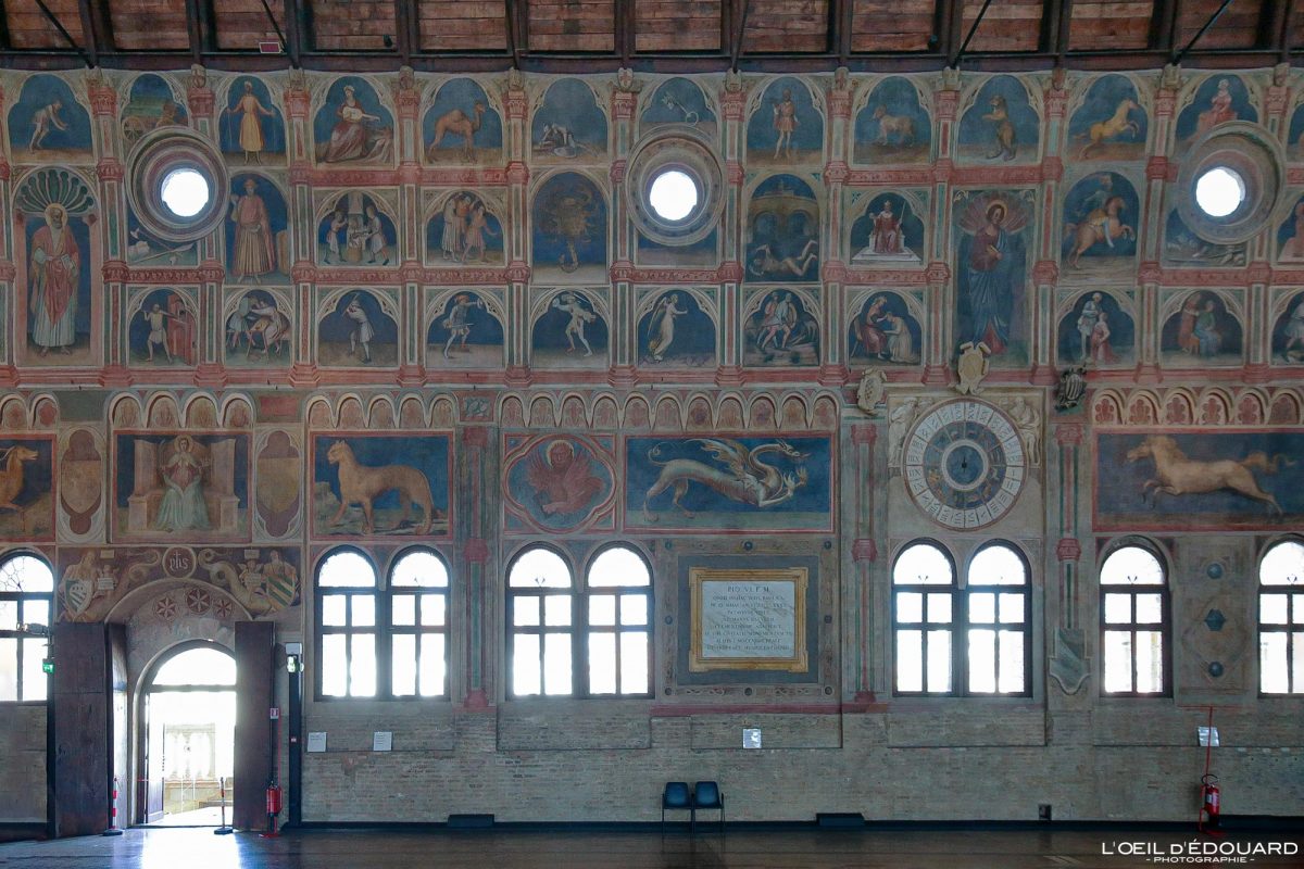 Peintures Fresques intérieur Palazzo della Ragione, Padoue Italie - Padova Italia Italy wall paintings