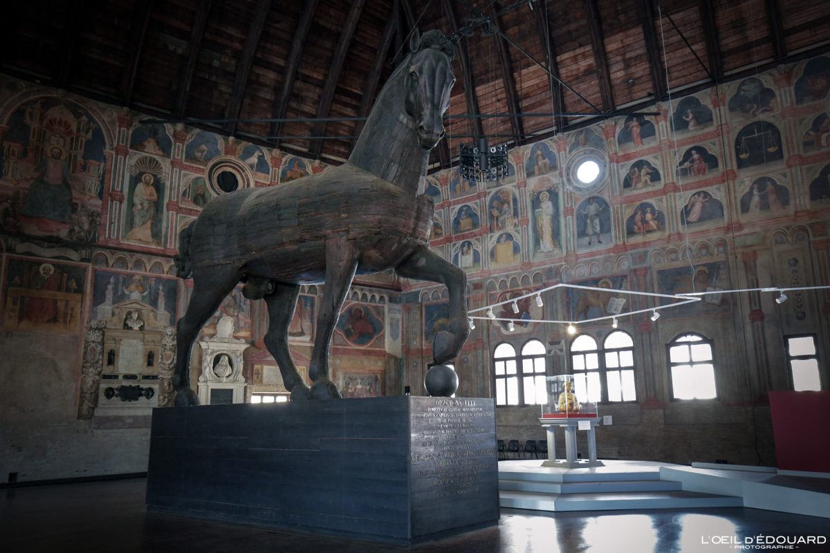 Sculpture de cheval en bois Palazzo della Ragione, Padoue Italie - Padova Italia cavallo Italy horse