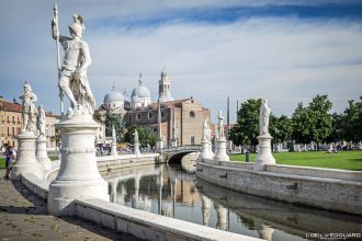 Sculptures Prato della Valle Padoue Italie et Basilique Sainte Justine - Basilica di Santa Giustina Padova Italia Italy Italian place italienne church