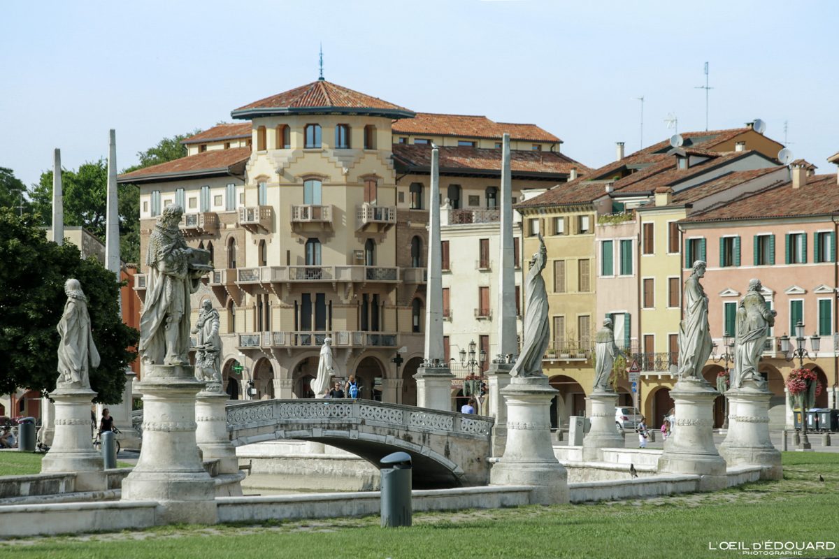 Sculptures Prato della Valle Padoue Italie - Padova Italia Italy Italian place italienne
