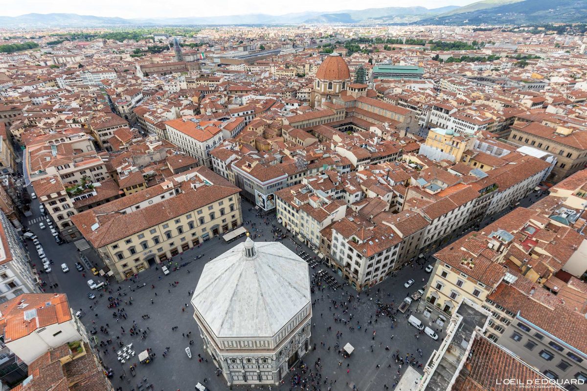 Vue depuis le Campanile de la Cathédrale de Florence Toscane Italie : Piazza di San Giovanni Firenze Toscana Italia city view Tuscany Italy