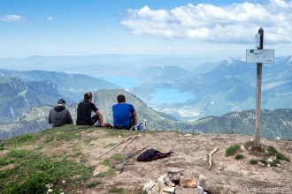 Randonnée La Pointe de Chaurionde : vue au sommet sur le Lac d'Annecy - Massif des Bauges Savoie Alpes France Paysage Montagne - Summit View Mountain Landscape French Alps Outdoor Hike Hiking