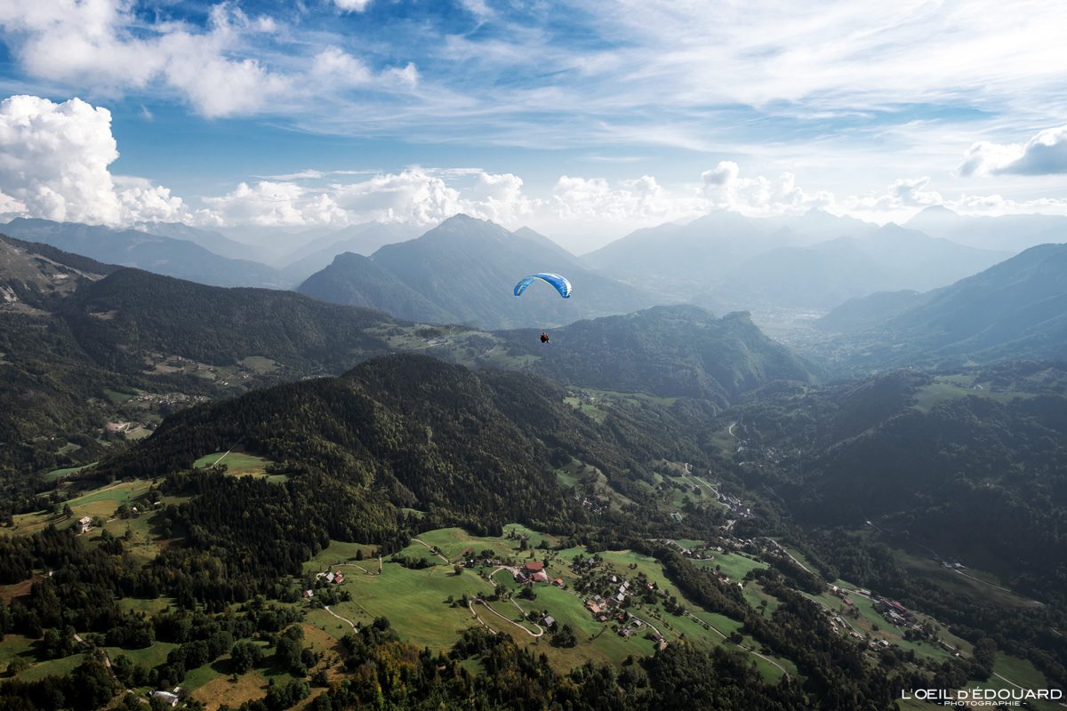 Vol parapente Bornes-Aravis Haute-Savoie Alpes Paysage Montagne Outdoor French Alps Mountain Landscape Paragliding fly paraglider flying