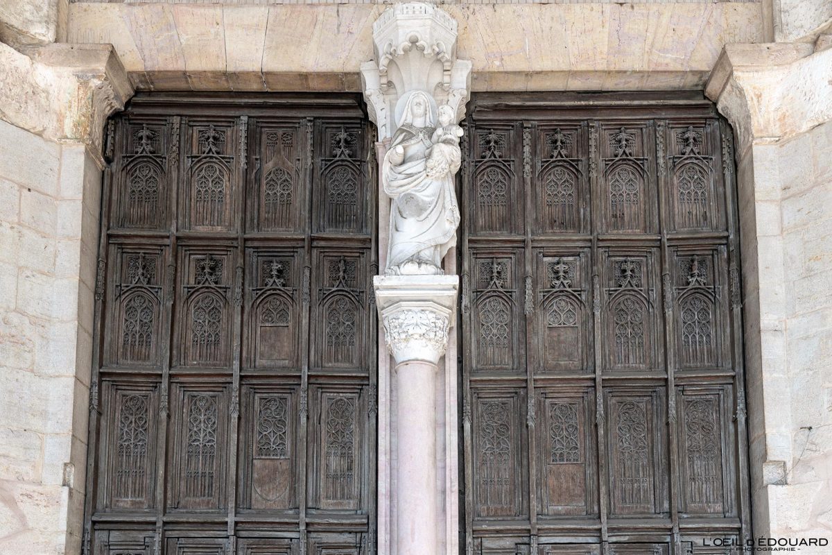 Portes en bois sculptées Basilique Notre-Dame Collégiale de Beaune Bourgogne France church door
