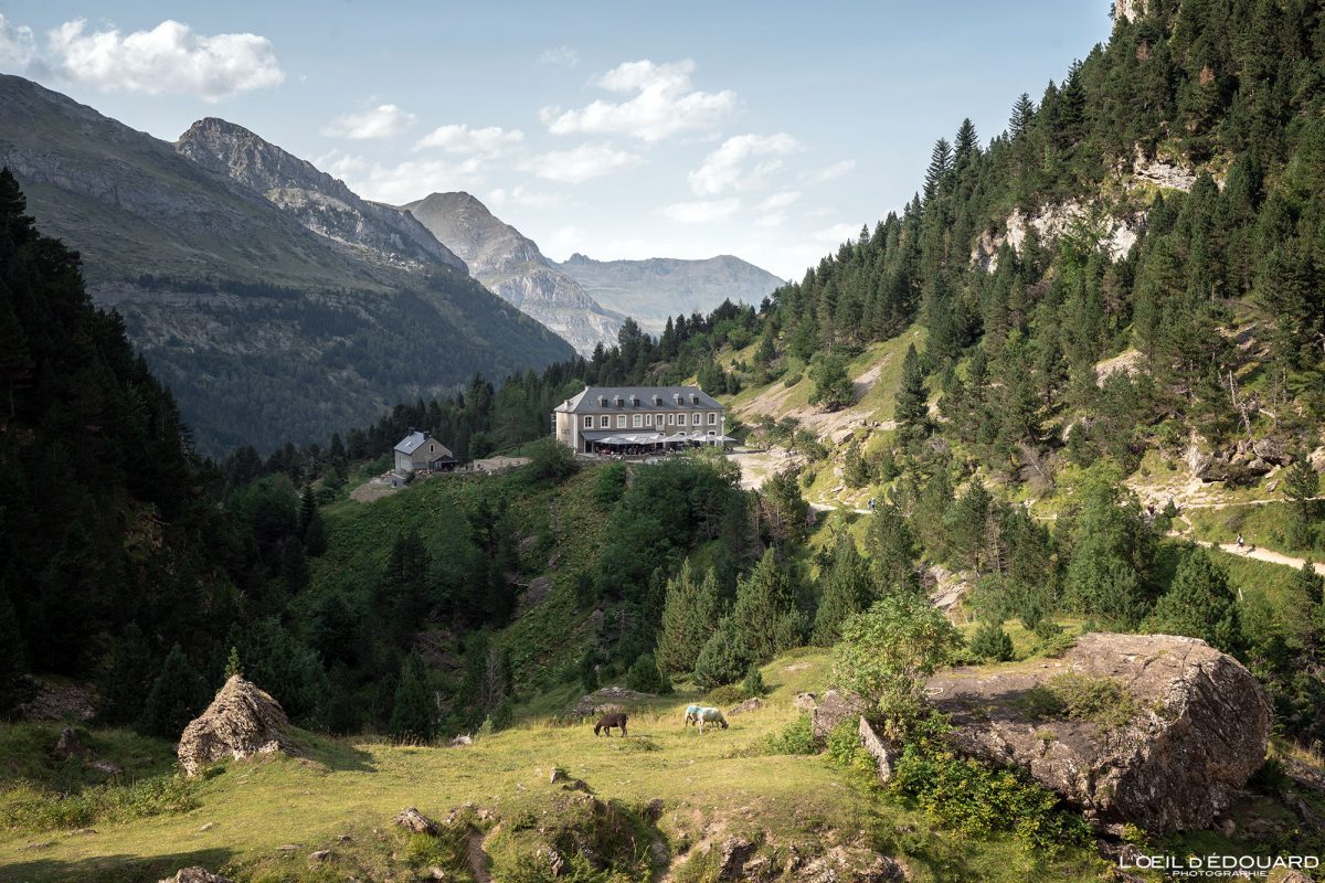 Hôtel du Cirque de Gavarnie Randonnée Pyrénées France Paysage Montagne Outdoor Hiking Mountain Landscape