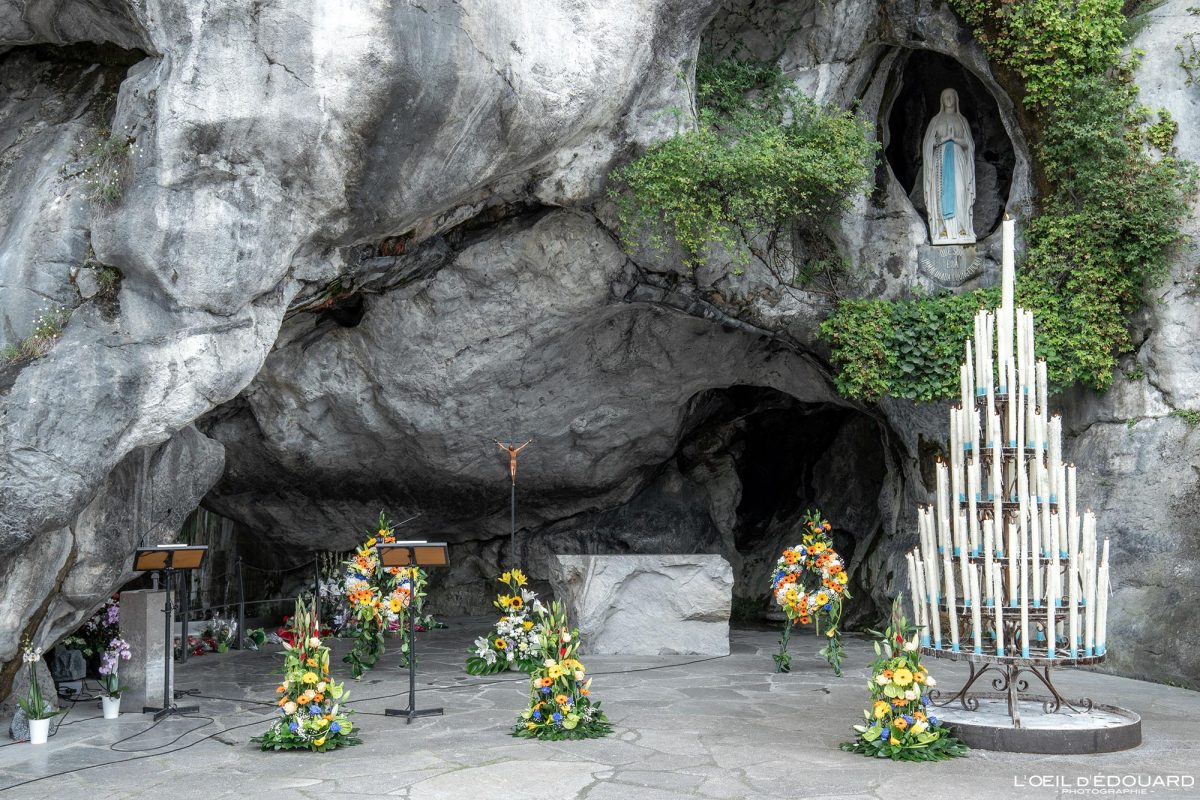 Grotte de Massabielle Pèlerinage Sanctuaire Notre-Dame de Lourdes Hautes-Pyrénées France Tourisme Voyage Vacances - Christianisme Religion Catholique - Religious Mountain Cave