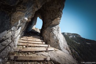 Arche Sentier Randonnée Pas du Roc Massif des Bornes Haute-Savoie Alpes France Paysage Montagne Nature Outdoor French Alps Arch Mountain Landscape Hike Hiking Trail