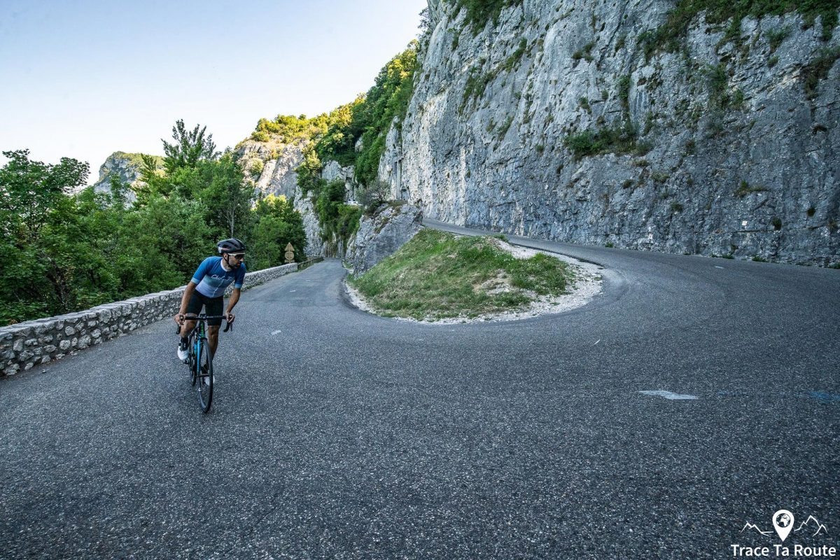 Cyclisme vélo de route Col de la Chambotte Lac du Bourget Savoie Alpes France - Paysage Montagne Outdoor French Alps Mountain Landscape road bike