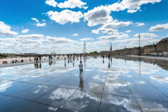 Miroir d'eau Place de la Bourse Bordeaux Gironde Aquitaine France Tourisme Vacances - Reflect Water Mirror Sky Visit France Travel Holidays Europe City view Street Photography Playing Child