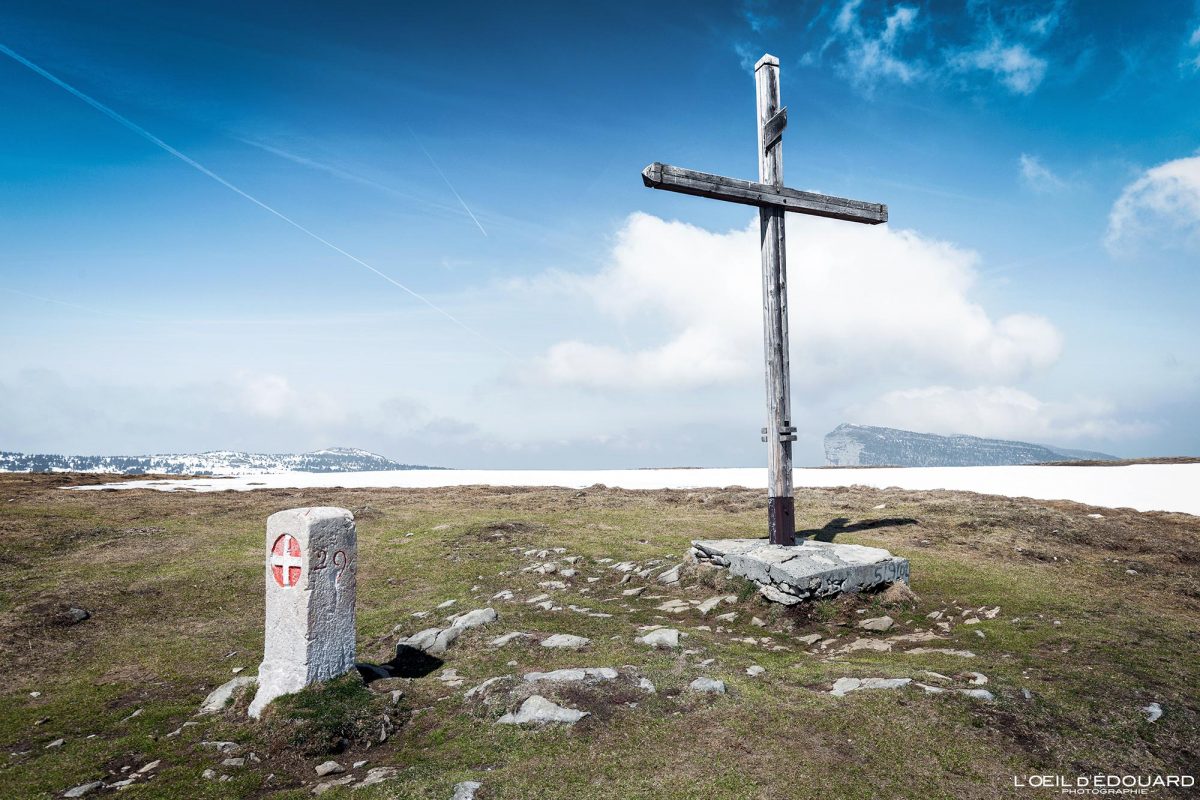 Croix de l'Alpe Borne frontière Dauphiné Savoie Massif de la Chartreuse Isère Alpes France Paysage Montagne Randonnée Outdoor French Alps Mountain Landscape Hike Hiking