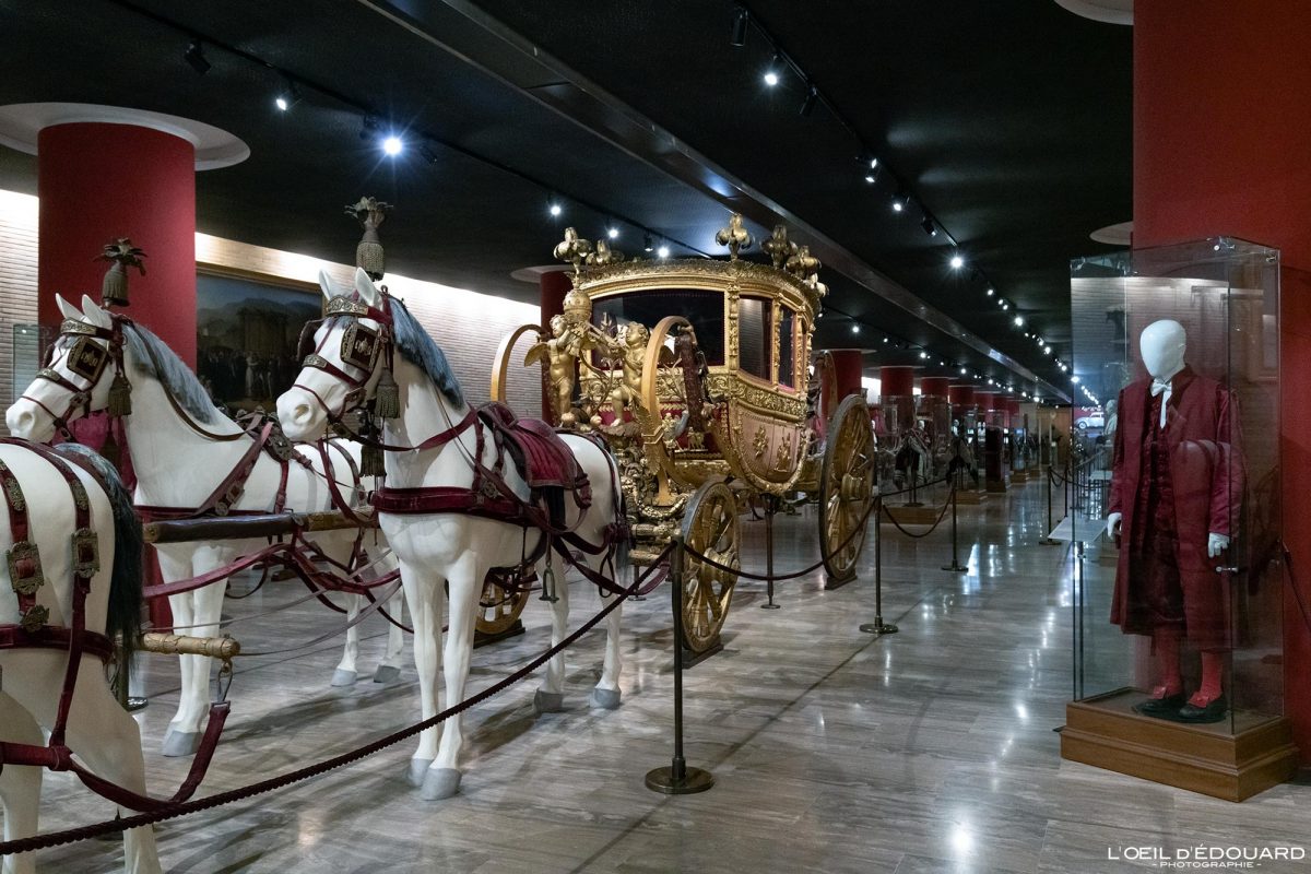 Carrosse Gran Gala Berlin (1826-1841) Garage des papamobiles Musées du Vatican Rome Tourisme Italie Voyage - Musei Vaticani Roma Italia - Papal Carriage Collections of the Carriage Pavilion Vatican Museums Visit Italy Travel Religion