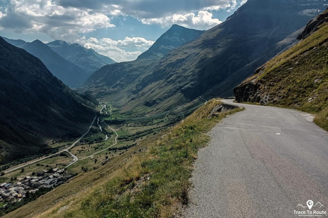 Ascension Col de l'Iseran à Vélo Bonneval-sur-Arc Haute Maurienne Savoie Cyclisme Alpes France - Paysage Montagne Outdoor French Alps Mountain Landscape road bike
