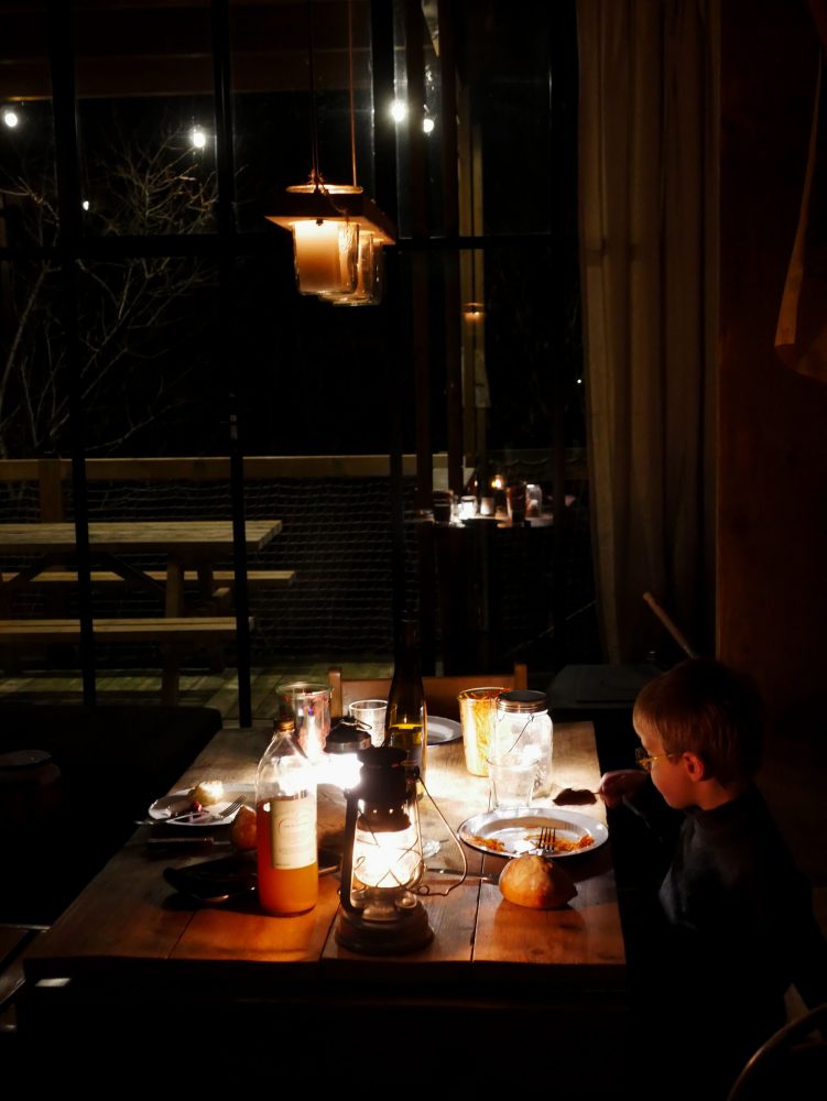 repas dans la cabane Nutchel en hiver
