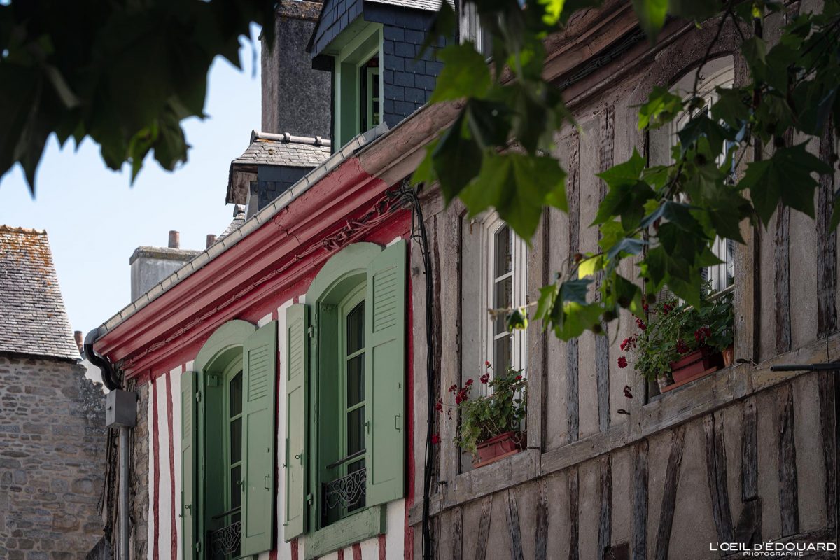 Maison à colombages Place Brulée Vannes Morbihan Bretagne Visit France Tourisme Vacances - Holidays Travel French Brittany Windows House Architecture