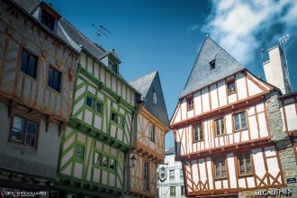 Visiter Vannes - Maisons qui se touchent presque - Maisons à colombages Place Saint-Pierre Vannes Morbihan Bretagne Visit France Tourisme Vacances - Holidays Travel French Brittany Architecture City view