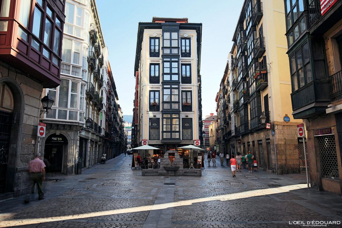 Rue Vieille ville Bilbao Tourisme Pays Basque Voyage Espagne - Siete Calles Casco Viejo Bilbao Euskadi Espana - Visit Spain City Cityscape City view Street Photography