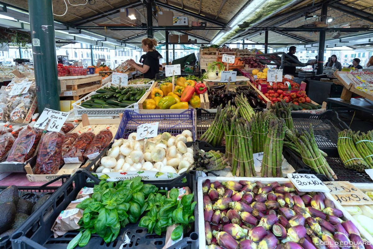 Marché aux légumes Venise Tourisme Italie Voyage - Mercato di Rialto Venezia Italia Venice Visit Italy Travel Europe Italian Food Market
