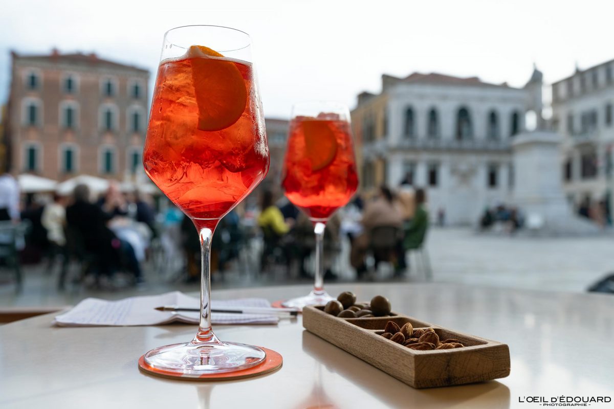 Spritz Venise Tourisme Italie Voyage - Aperol Terrazza Campo Santo Stefano Venezia Italia Venice Visit Italy Travel Europe Italian coktail drink