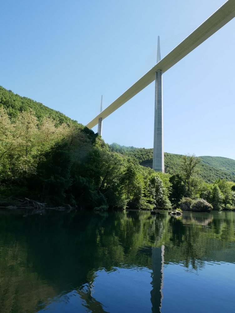 Le viaduc depuis la rivière du Tarn en contrebas