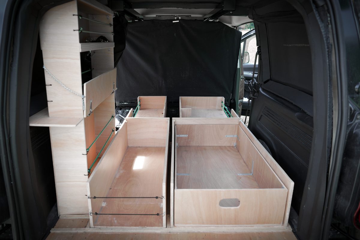 Structure en bois Caissons Rangement - Bricolage Idée Aménagement Voiture Utilitaire Fourgon en Van pour Dormir dedans Road Trip Voyage Travel Car Craft Layout to Sleep in VanLife