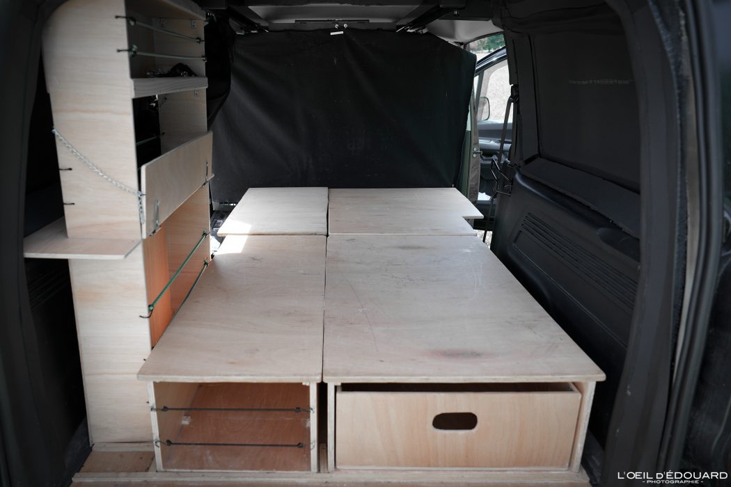Idée Aménagement Voiture Utilitaire Fourgon en Van pour Dormir dedans Road Trip Voyage ( Structure en bois Plateau Lit + Rangement s + Étagère - Travel Car Craft Layout to Sleep in VanLife Bed Peugeot Partner cabine approfondie