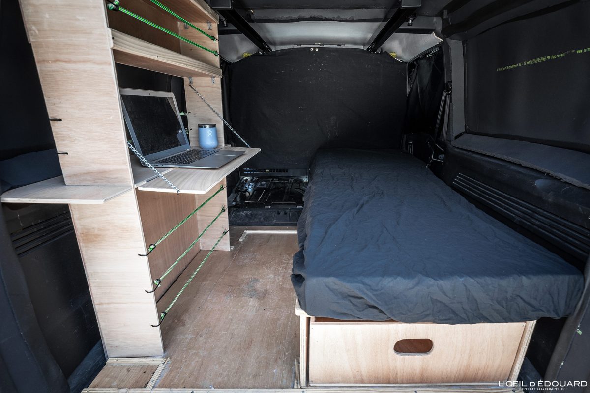 Idée Aménagement Voiture Utilitaire Fourgon en Van pour Dormir dedans Road Trip Voyage ( Structure en bois Plateau Lit 1 place + Rangement s + Étagère - Travel Car Craft Layout to Sleep in VanLife Bed Peugeot Partner cabine approfondie