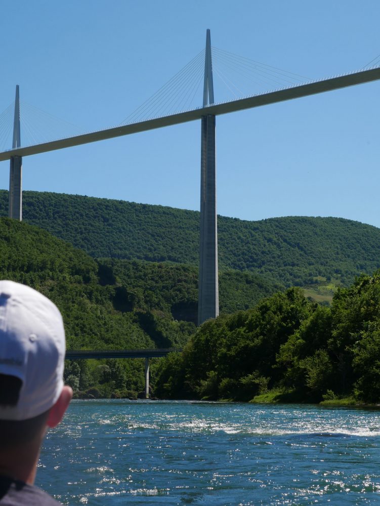 Voir le viaduc depuis un bateau