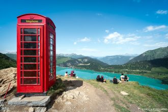 Randonnée Cabine Téléphonique Anglaise Lac de Roselend Beaufortain Savoie Alpes France Tourisme Paysage Montagne Nature Outdoor Landscape Mountain Lake Hiking English Phone Booth