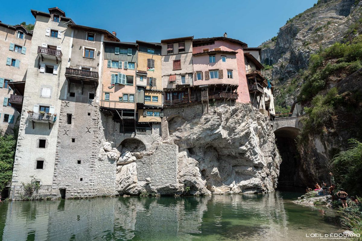Maisons suspendues Pont-en-Royans Massif du Vercors Isère Alpes Rivière La Bourne Paysage Village France Outdoor French Alps City Houses Architecture River Landscape