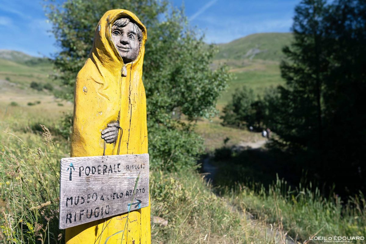 Sculpture en bois Randonnée Refuge du Mont Fallère Vallée d'Aoste Italie Tourisme Paysage Montagne Outdoor Nature Hiking Mountain Landscape / Scultura Siro Viérin Vétan Dessus Montagna Valle d'Aosta Italia