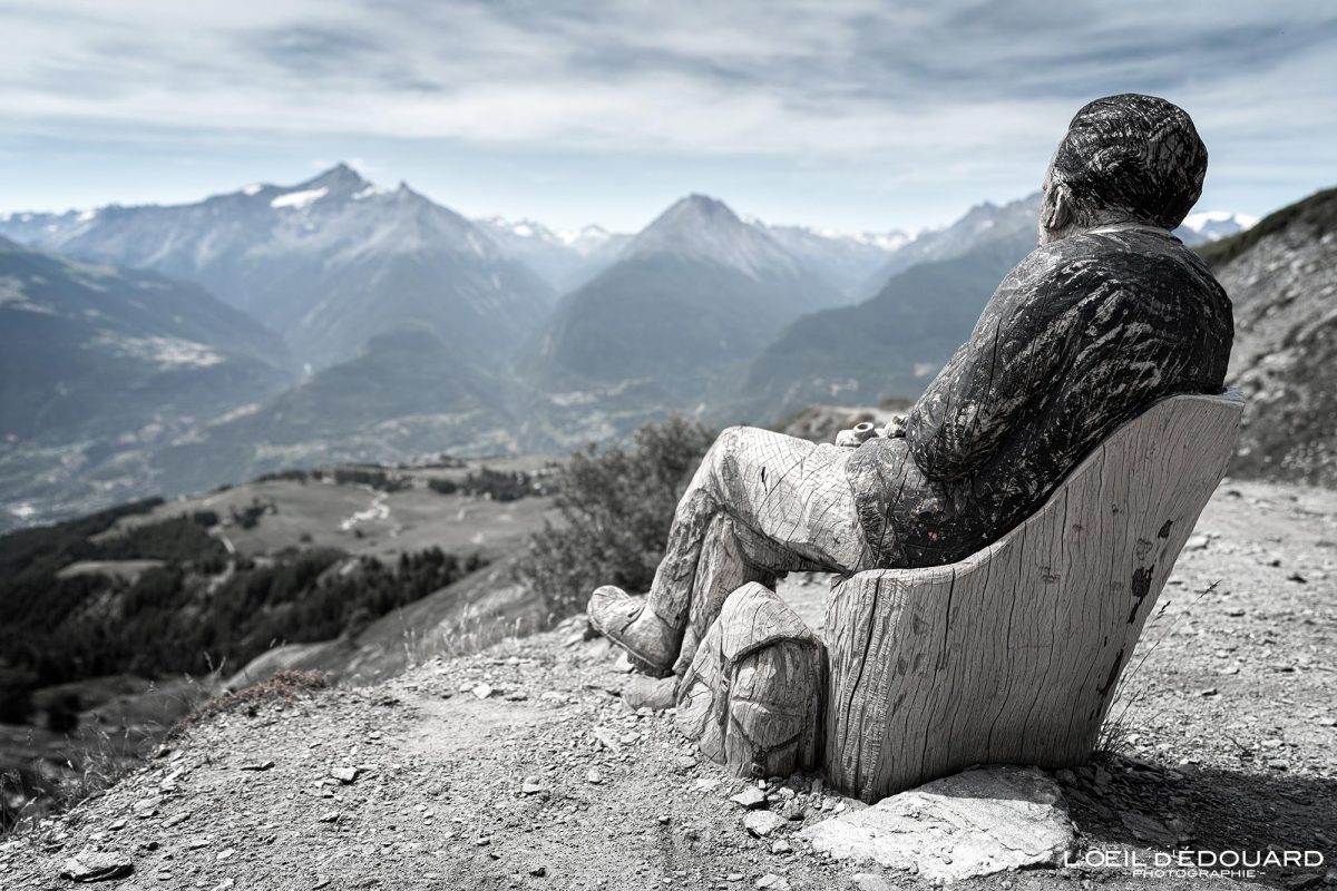 Sculpture en bois Randonnée Refuge du Mont Fallère Vallée d'Aoste Italie Tourisme Paysage Montagne Outdoor Nature Hiking Mountain Landscape / Scultura Siro Viérin Montagna Vall d'Aosta Italia